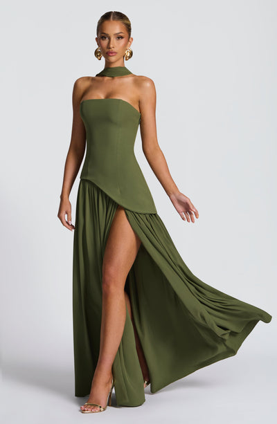 Abito da cerimonia donna, lungo e asimmetrico, con spacco laterale. Stile raffinato e moderno.