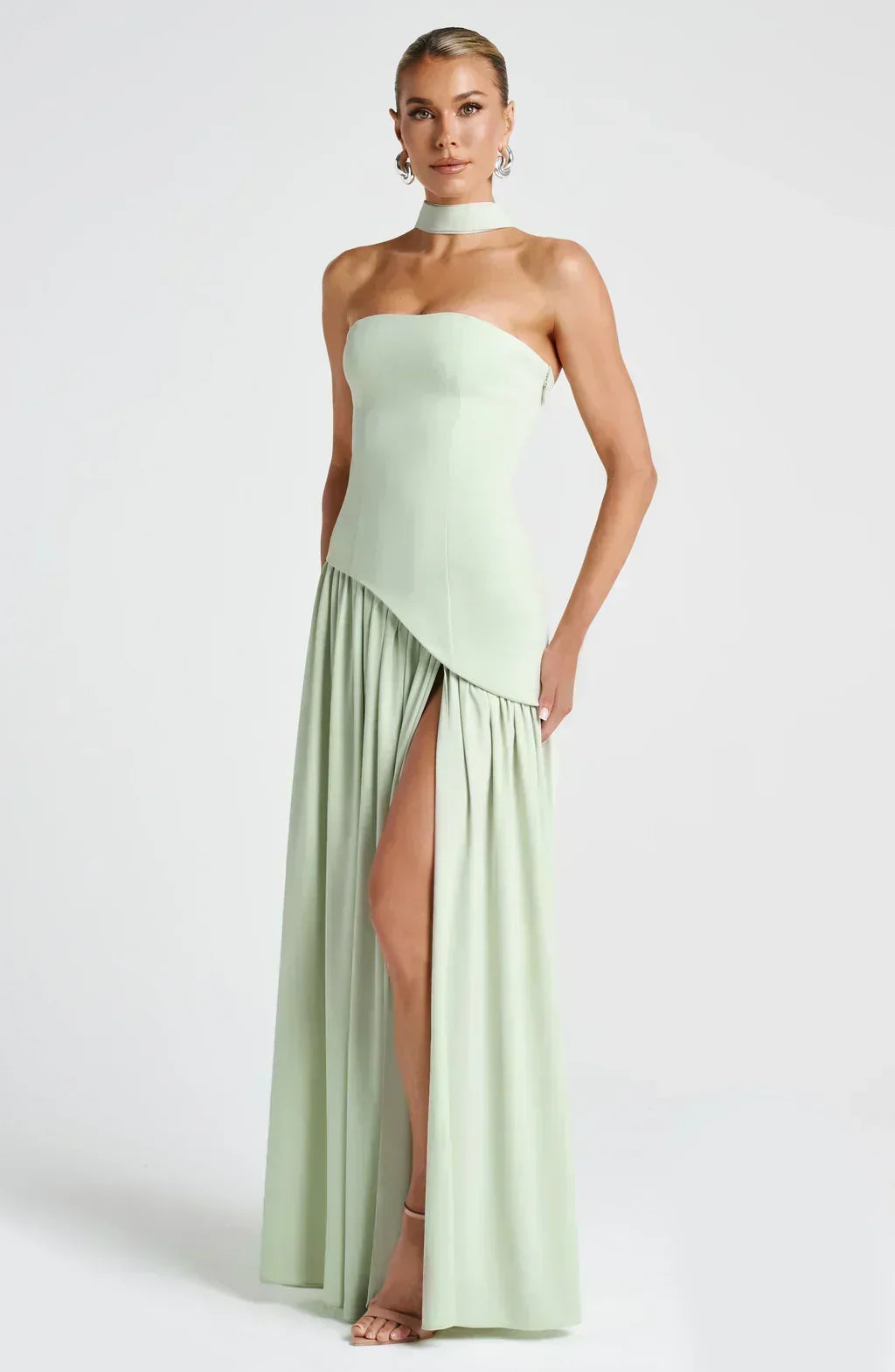 Abito donna lungo elegante con spacco laterale, taglio asimmetrico. Ideale per serate estive chic.