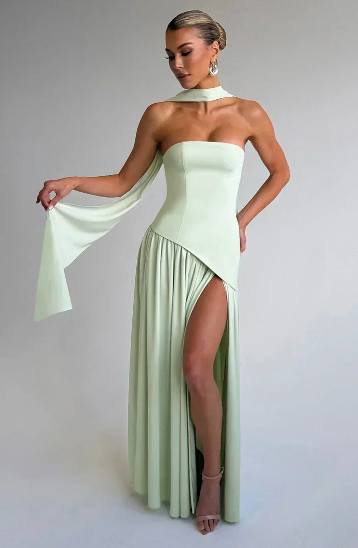 Elegante abito lungo donna per festa, con spacco laterale. Design asimmetrico e estivo.