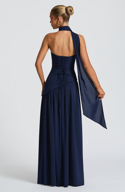 Elegante abito lungo donna senza maniche, spacco laterale. Design asimmetrico per un tocco unico.