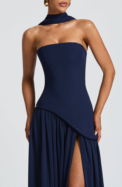 Abito lungo asimmetrico donna per festa, con spacco laterale. Perfetto per la moda estiva elegante.