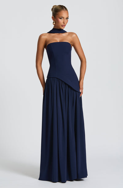 Abito da sera donna, lungo asimmetrico, con spacco laterale. Ideale per occasioni formali.