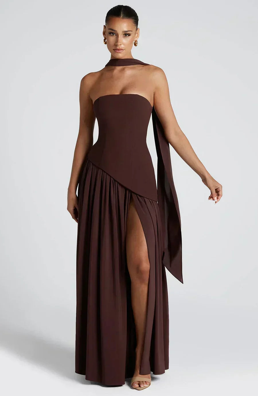 Abito lungo estivo donna asimmetrico, con spacco laterale. Look elegante e moderno senza maniche.