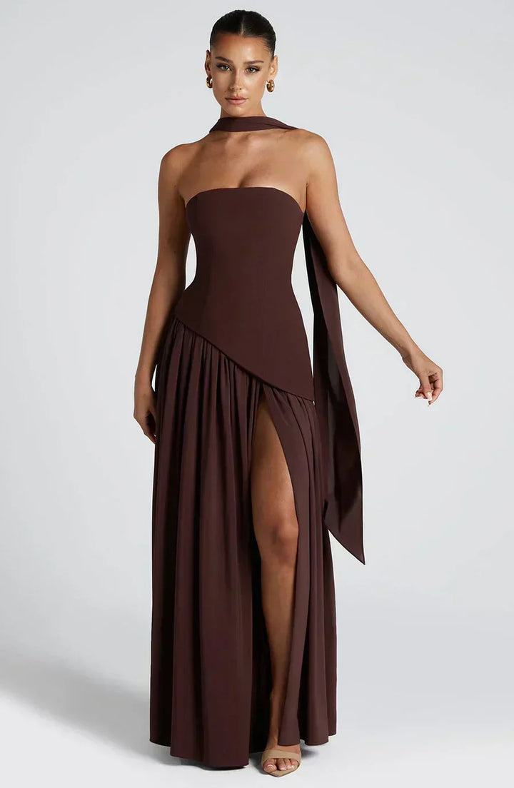 Abito lungo estivo donna asimmetrico, con spacco laterale. Look elegante e moderno senza maniche.