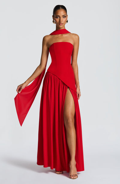 Moda femminile: abito lungo asimmetrico donna, spacco laterale. Elegante e senza maniche per l'estate.