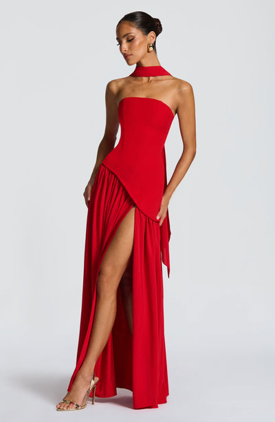 Abito da sera lungo asimmetrico donna, con spacco laterale. Stile fluido e senza maniche.