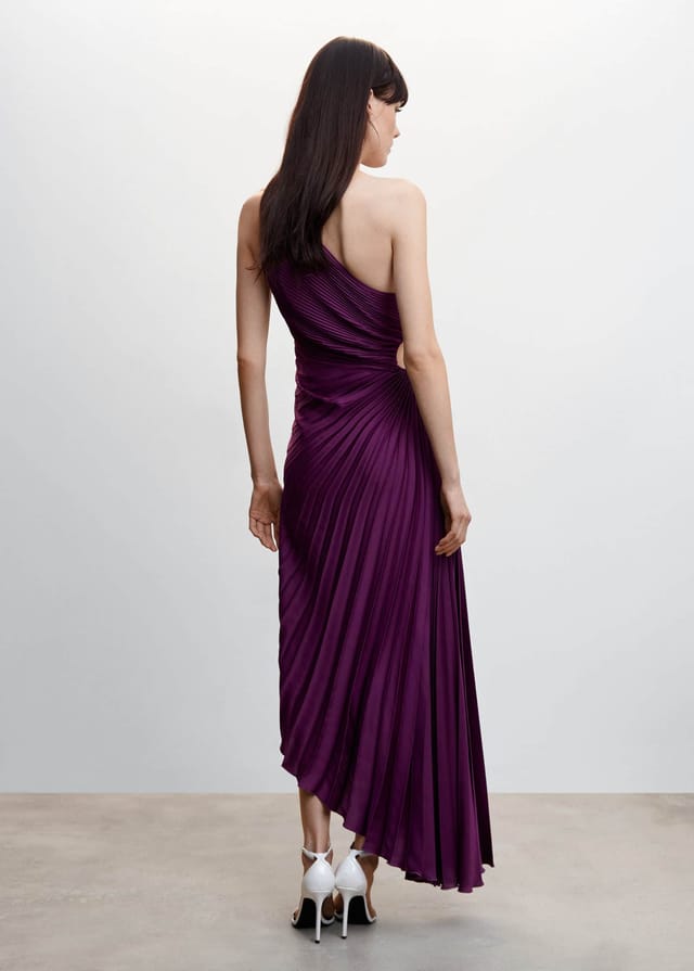 Maxi dress monospalla da cerimonia, con dettagli plissettati che valorizzano la figura.