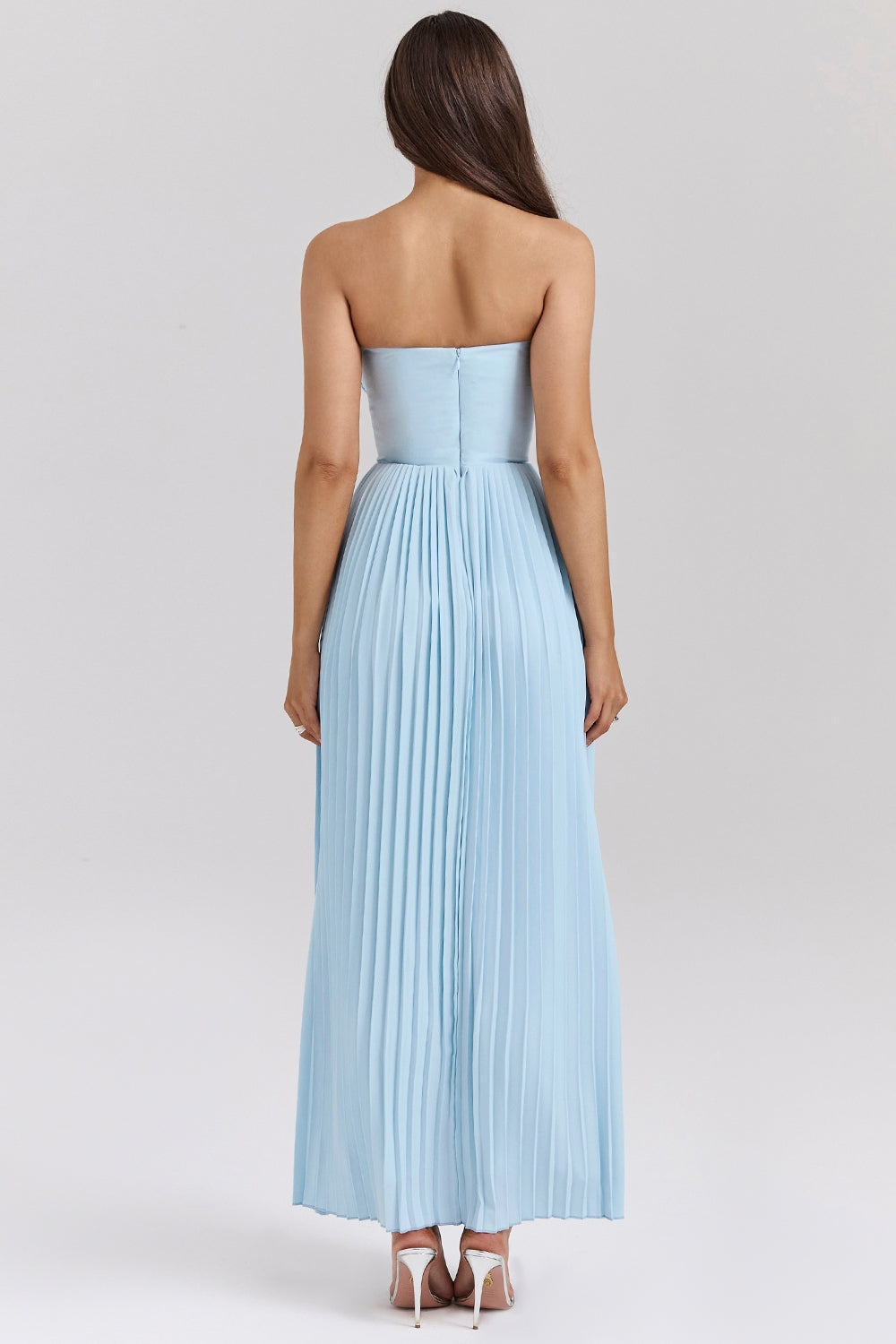 Abito da donna blu con scollo a cuore e design senza spalline, per eventi eleganti e serali.