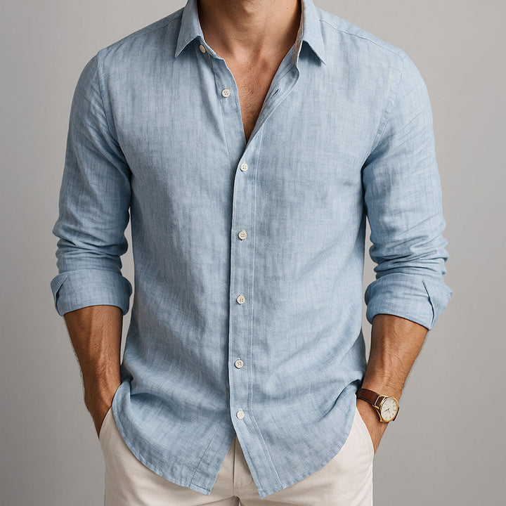 Camicia uomo elegante bianca con collo classico e maniche lunghe, perfetta per look casual-chic primaverili ed estivi.