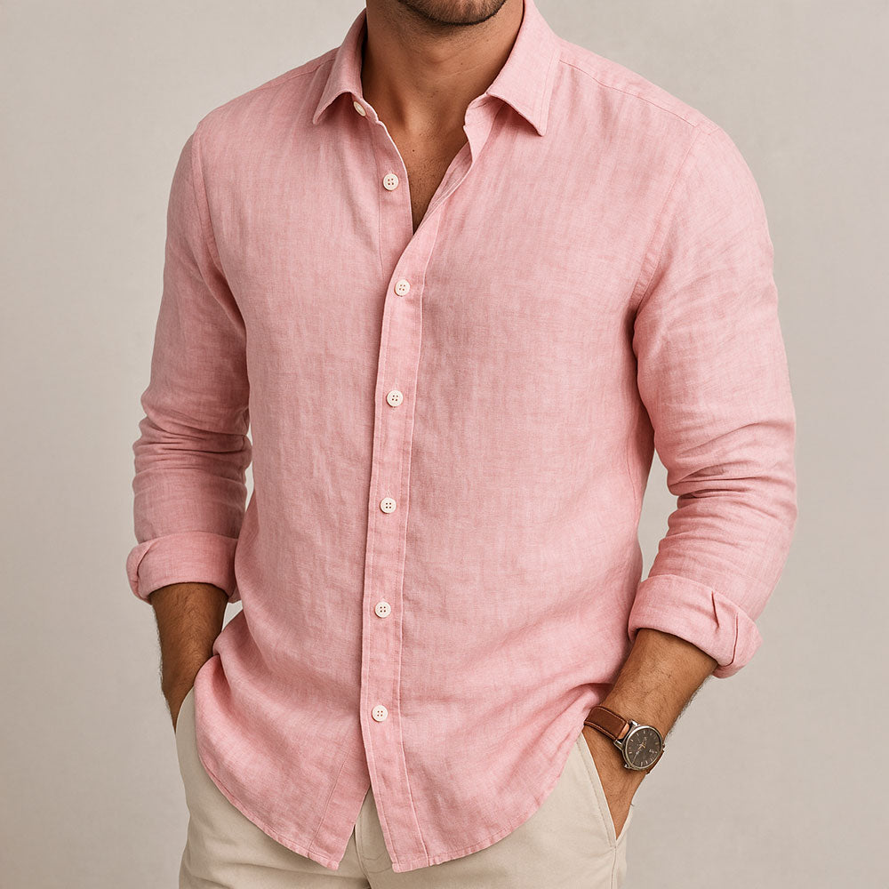 Dettaglio camicia uomo elegante in tessuto leggero, collo classico, maniche lunghe. Stile raffinato per primavera/estate.
