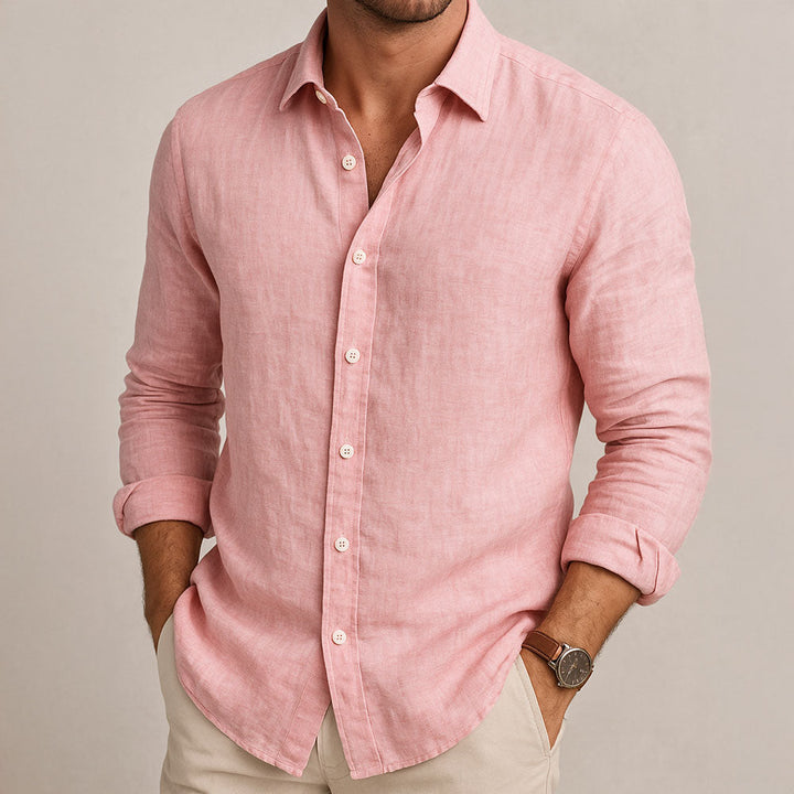 Dettaglio camicia uomo elegante in tessuto leggero, collo classico, maniche lunghe. Stile raffinato per primavera/estate.