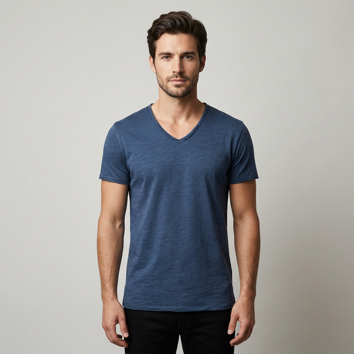 Maglietta uomo slim fit con scollo a V, ideale per un look casual quotidiano e moderno in nero.