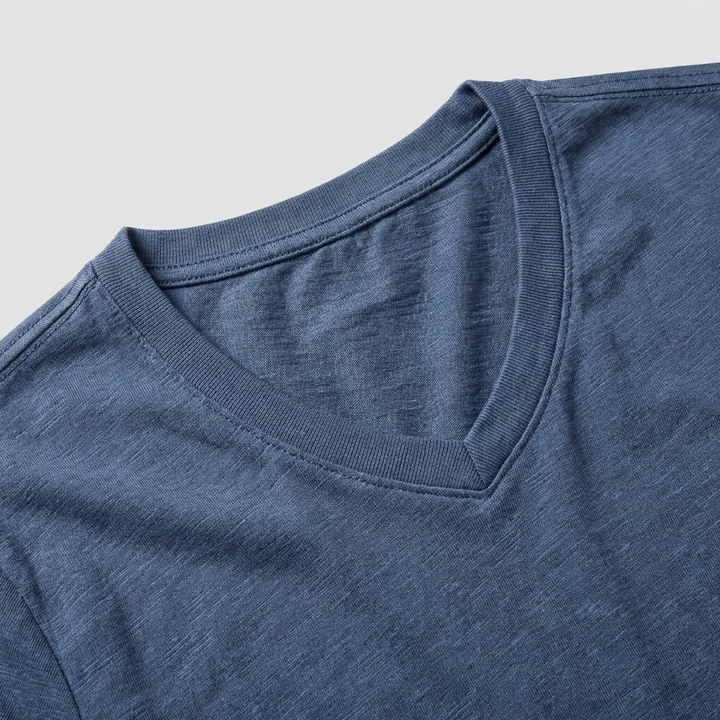 Maglietta uomo versatile slim fit con scollo a V, perfetta per un outfit estivo elegante o casual.