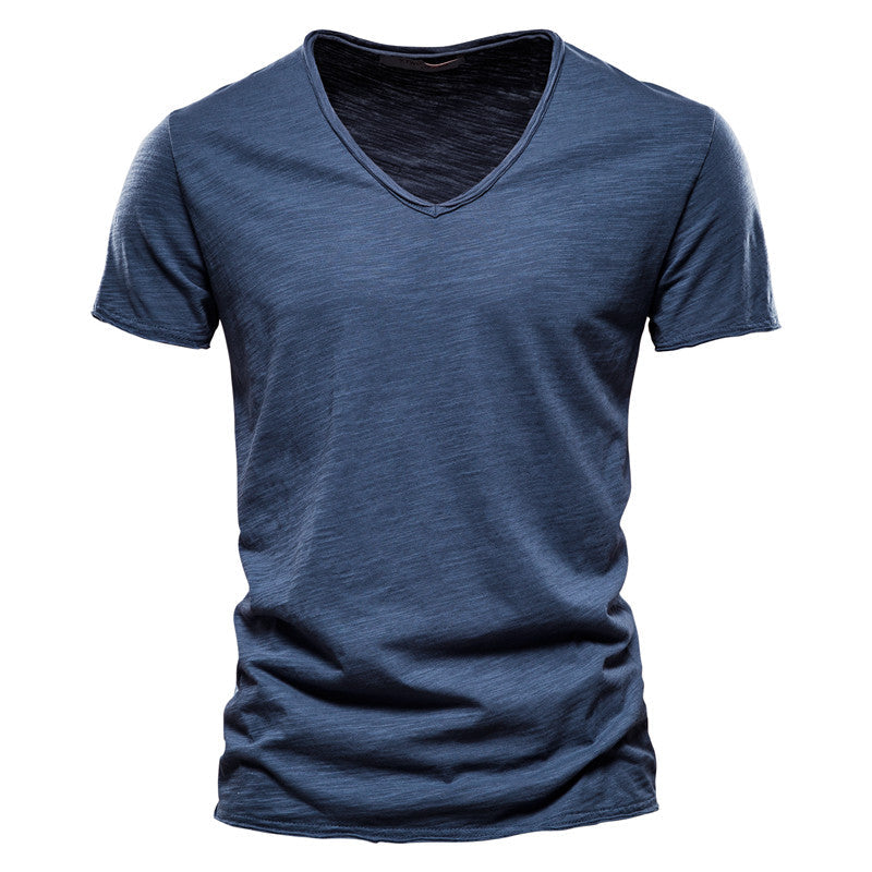 Maglietta uomo basica slim fit con scollo a V, comoda e moderna, essenziale per il guardaroba maschile.