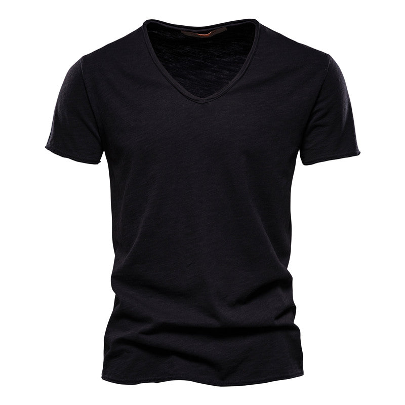 Maglietta bianca uomo slim fit scollo a V, per un look quotidiano fresco, casual ed elegante in estate.