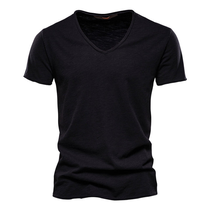 Maglietta bianca uomo slim fit scollo a V, per un look quotidiano fresco, casual ed elegante in estate.