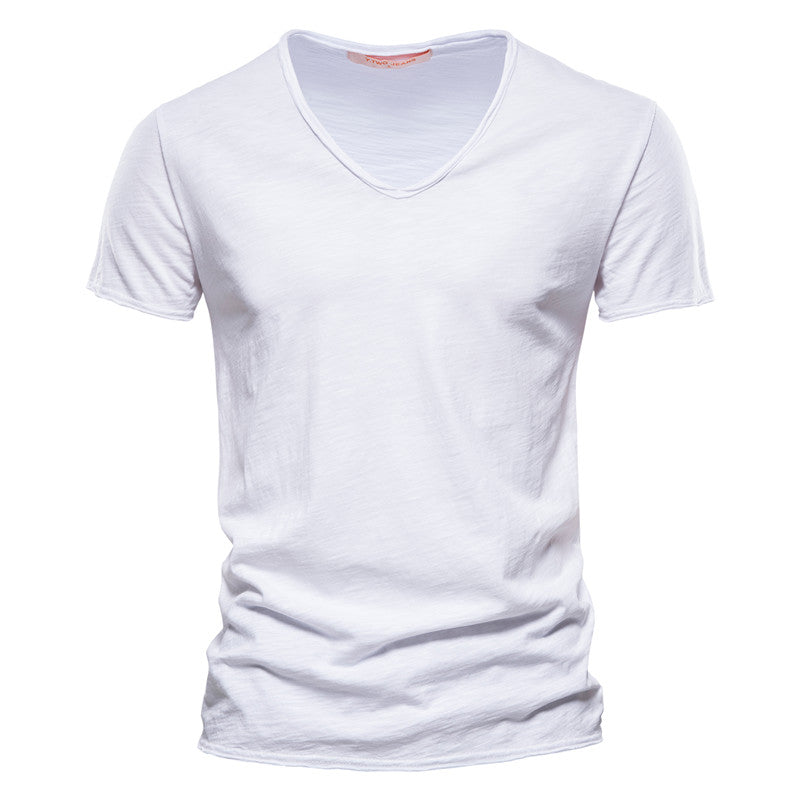 Dettaglio scollo a V su maglietta uomo slim fit, un capo di moda maschile versatile e confortevole.