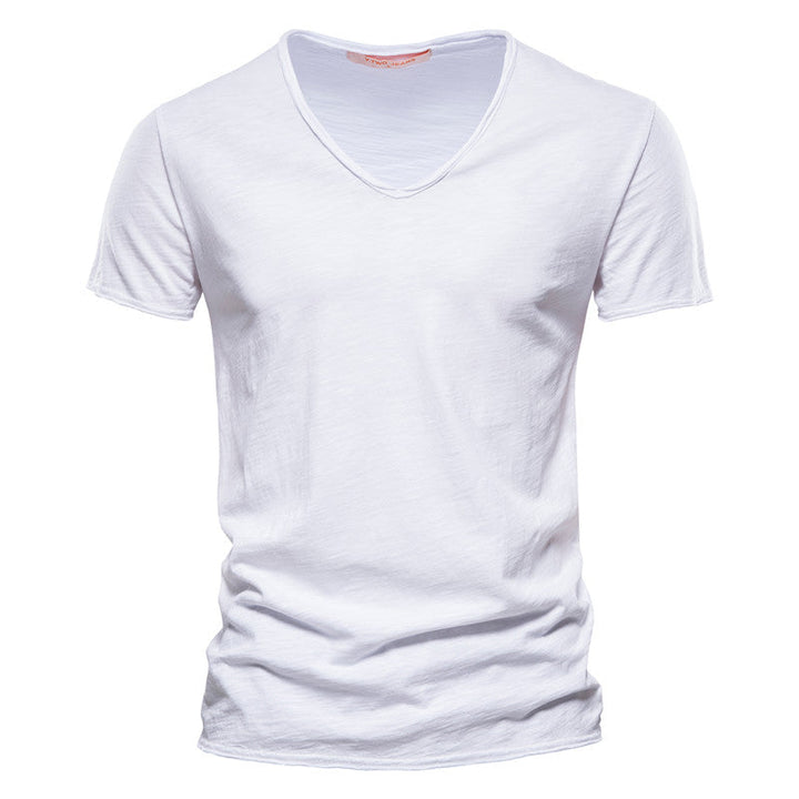 Dettaglio scollo a V su maglietta uomo slim fit, un capo di moda maschile versatile e confortevole.