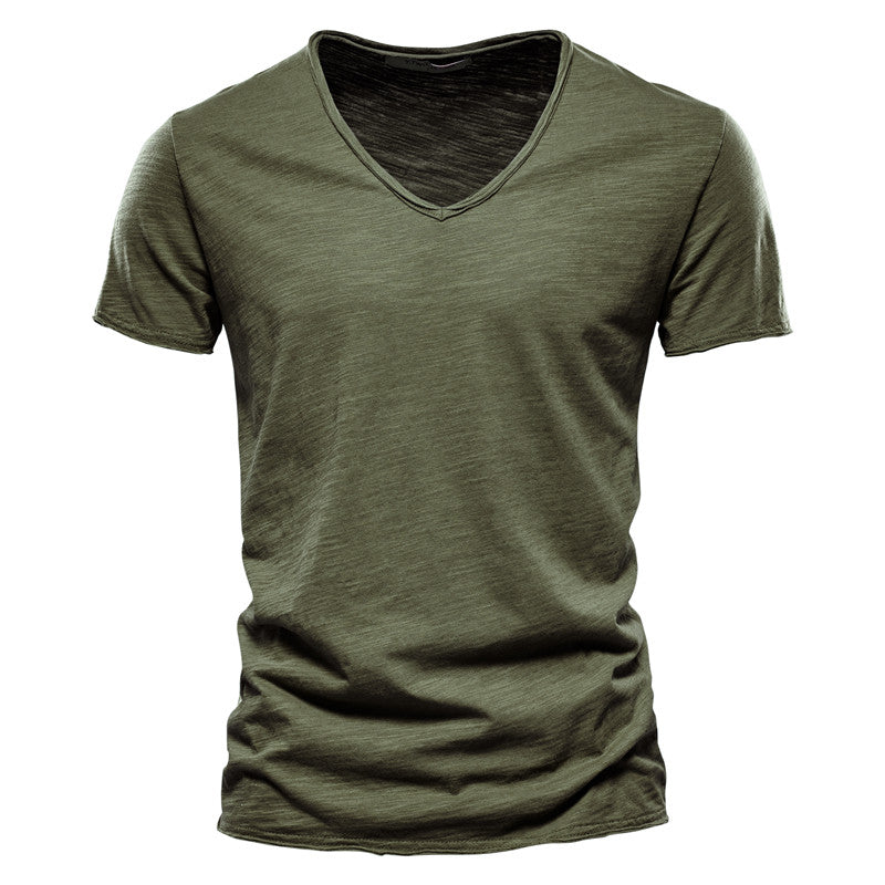 Maglietta uomo blu slim fit con scollo a V abbinata a jeans, outfit estivo casual e alla moda.