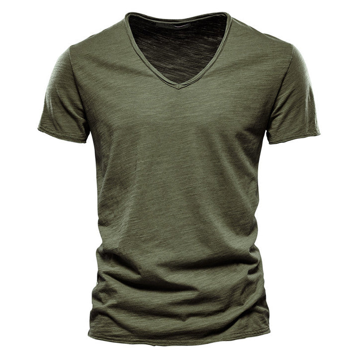 Maglietta uomo blu slim fit con scollo a V abbinata a jeans, outfit estivo casual e alla moda.