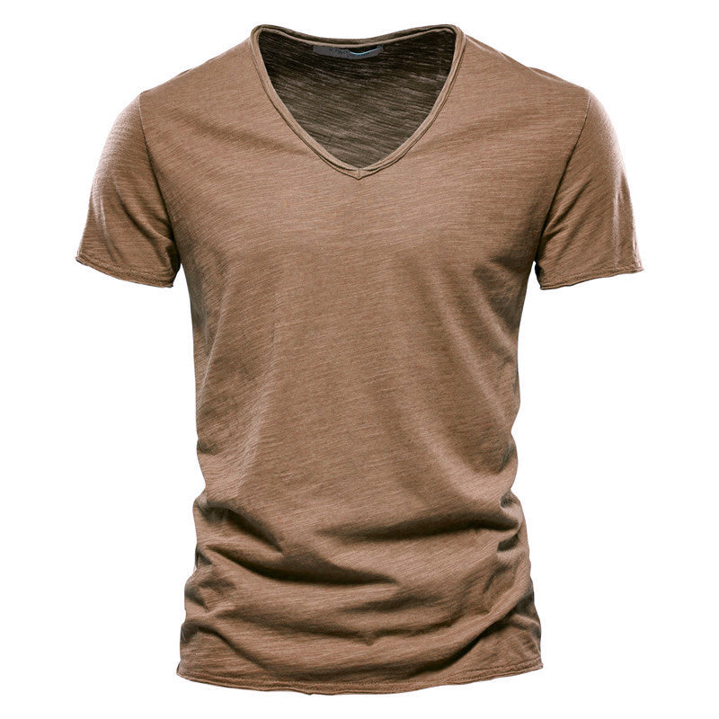Maglietta uomo slim fit scollo a V, un capo essenziale versatile per l'abbigliamento casual e quotidiano.