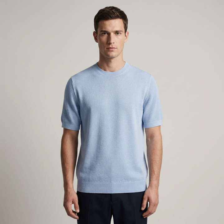 Maglietta uomo a maniche corte, girocollo strutturato. Perfetta per look casual estivi e comfort traspirante.