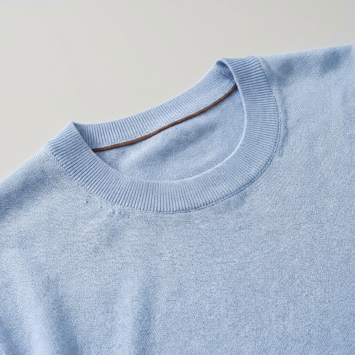Top uomo a girocollo moderno, maniche corte. Ideale per stile casual ed eleganza discreta, capo versatile.