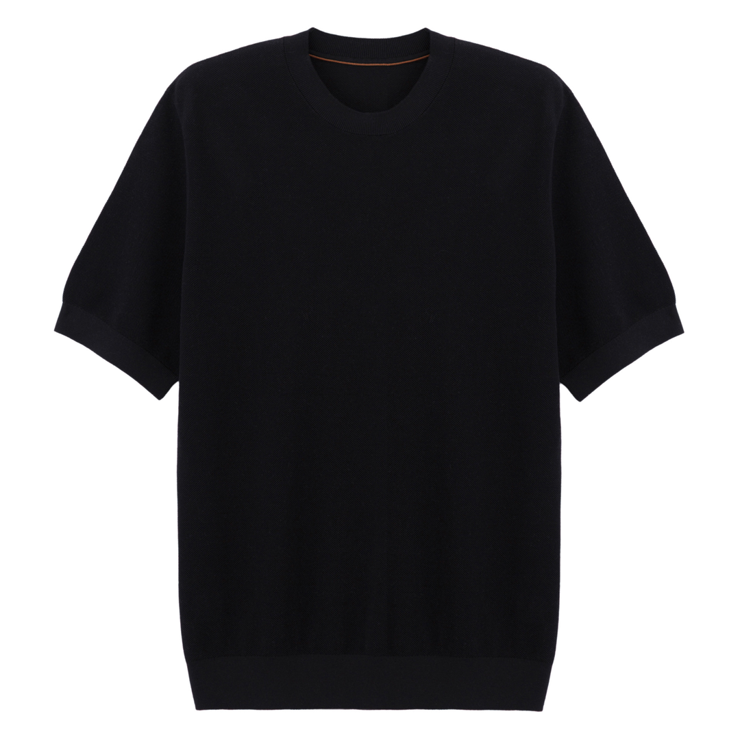 Girocollo uomo strutturato a maniche corte. Eleganza discreta, capo versatile per look casual moderni.