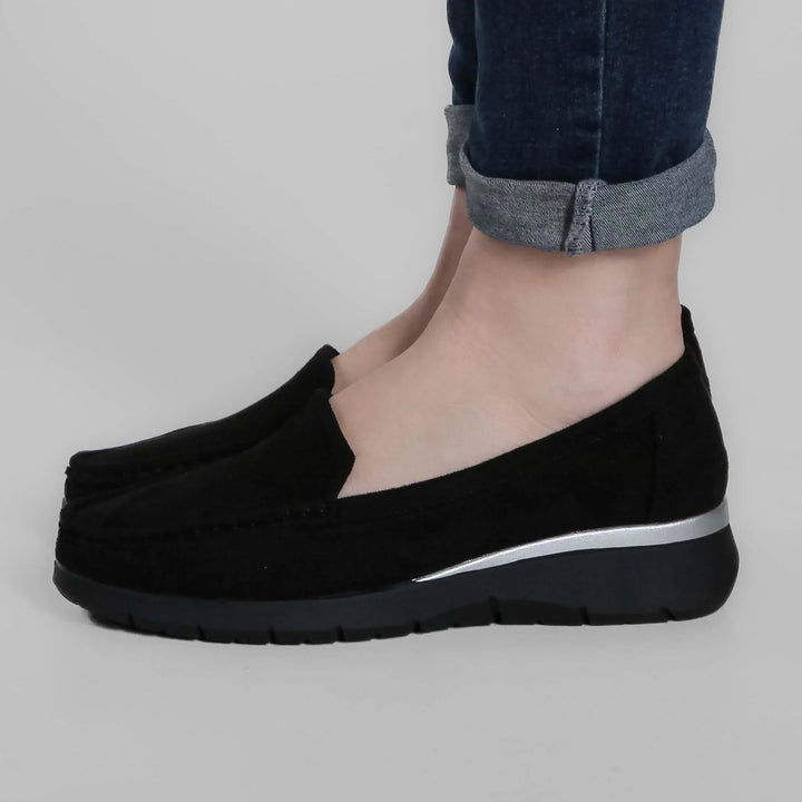 Mocassini da donna con zeppa bassa, design slip-on, cuciture a contrasto, eleganza casual raffinata.