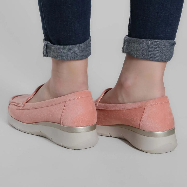 Eleganti mocassini slip-on da donna, zeppa comfort, cuciture a contrasto, perfetti per ogni occasione.