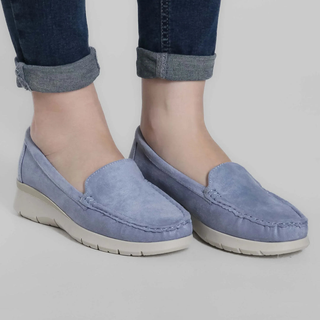Mocassini donna con zeppa, cuciture a contrasto, slip-on per massima comodità e stile casual.