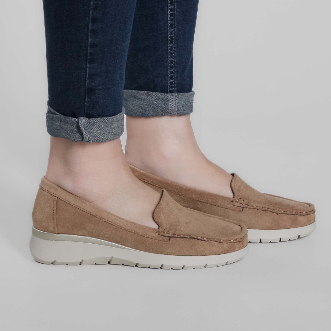 Scarpe da donna slip-on con zeppa, mocassini comodi per passeggio e stile casual elegante.