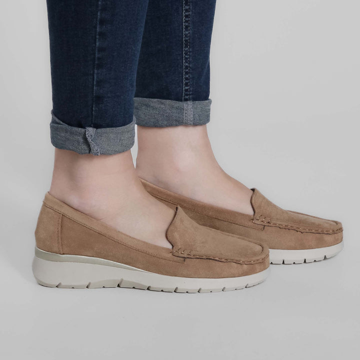 Scarpe da donna slip-on con zeppa, mocassini comodi per passeggio e stile casual elegante.