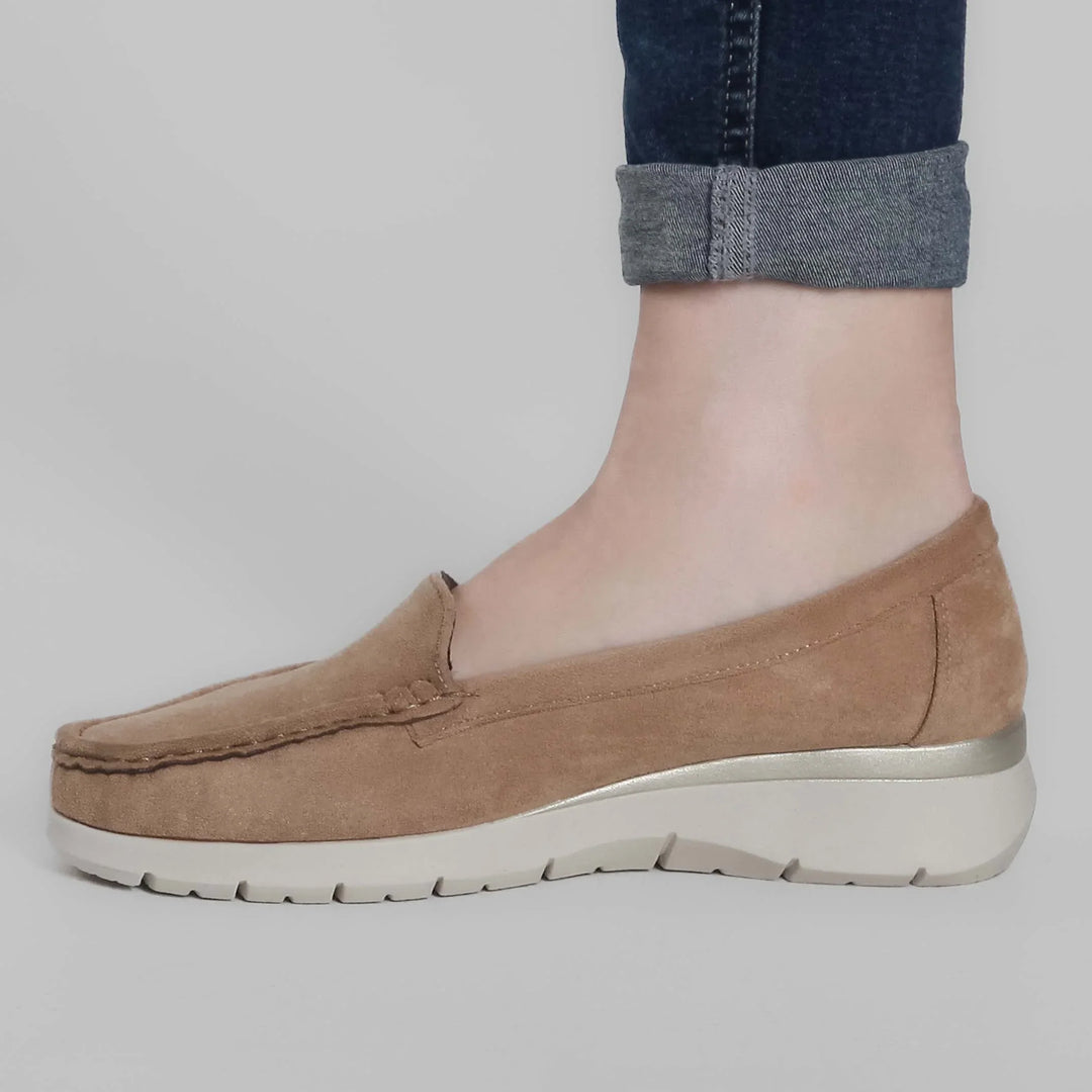 Scarpe casual donna slip-on, mocassini con zeppa e cuciture a contrasto, perfetti per il comfort.