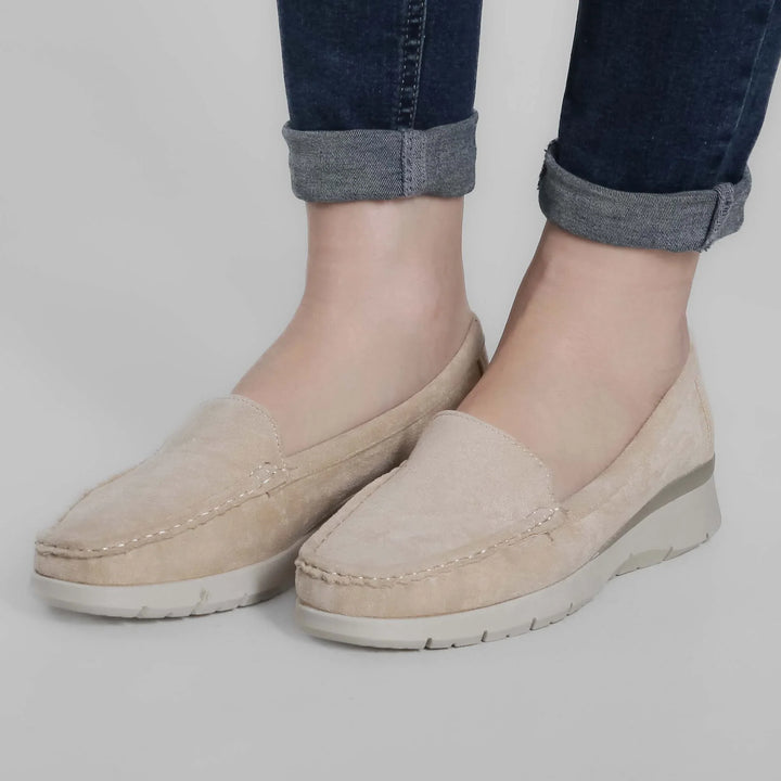 Mocassini donna con zeppa, design slip-on, comfort quotidiano, cuciture a contrasto distintive.