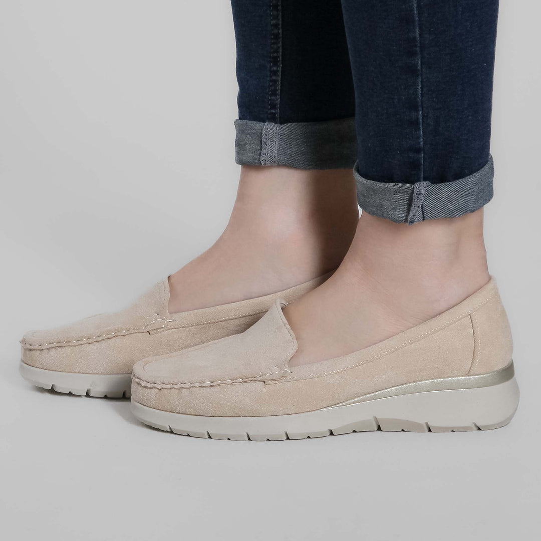 Eleganti mocassini donna senza lacci, zeppa comoda per passeggio, stile casual-chic versatile.