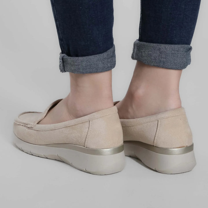 Mocassini slip-on da donna con zeppa e cuciture a contrasto, per un look casual confortevole.