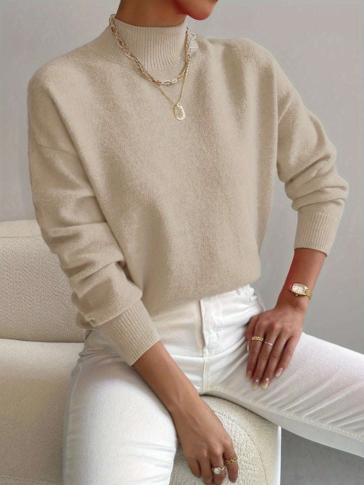 Elegante maglione donna a collo alto in morbida maglieria. Pullover caldo per outfit invernali casual chic.