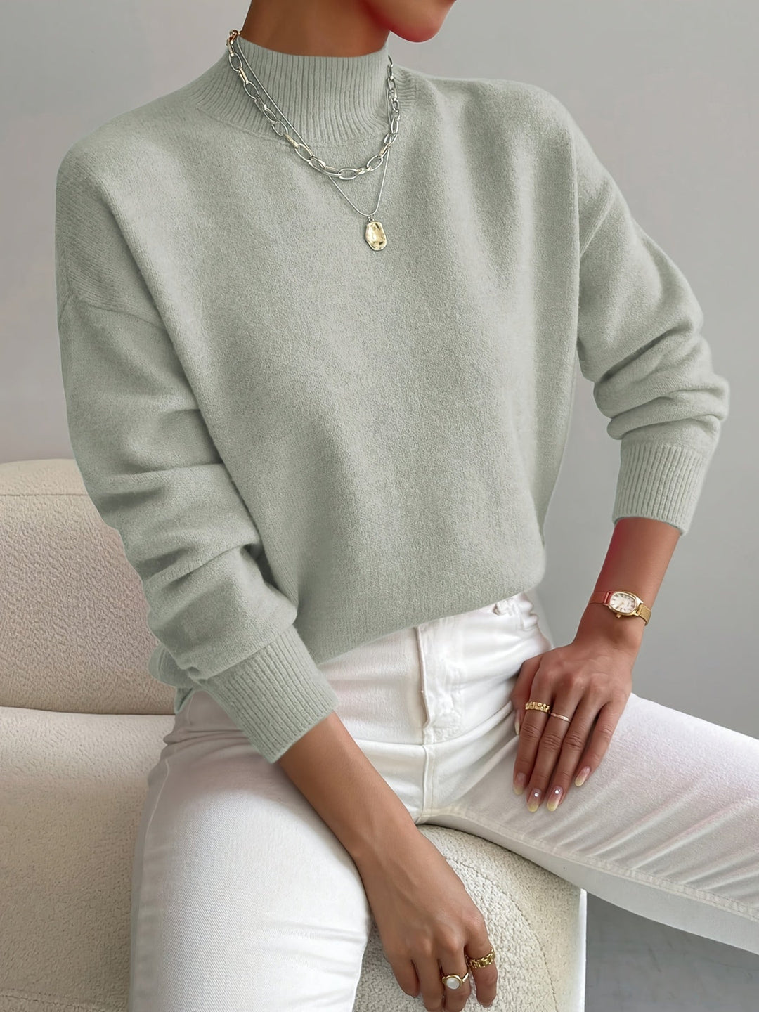Maglione donna caldo e morbido con collo alto, un pullover essenziale per l'inverno. Versatile ed elegante.