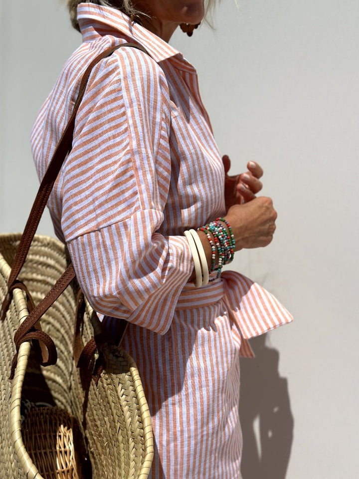 Moda donna: abito midi a righe con bottoni, elegante e comodo per ogni occasione, dalla primavera all'estate.