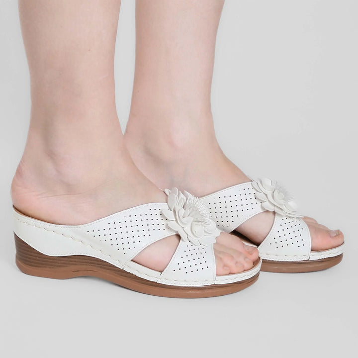 Calzature casual primavera-estate: sandali zeppa donna floreali.
