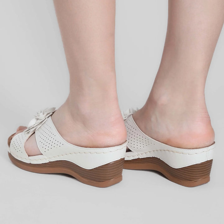 Sandali estivi eleganti con zeppa donna, motivo floreale e chiusura pratica.