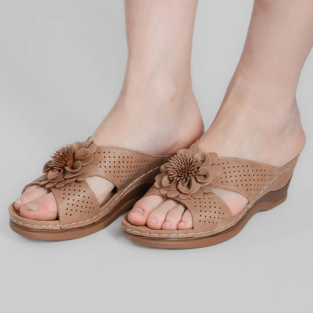 Sandali con zeppa donna, look floreale e calzata personalizzabile.