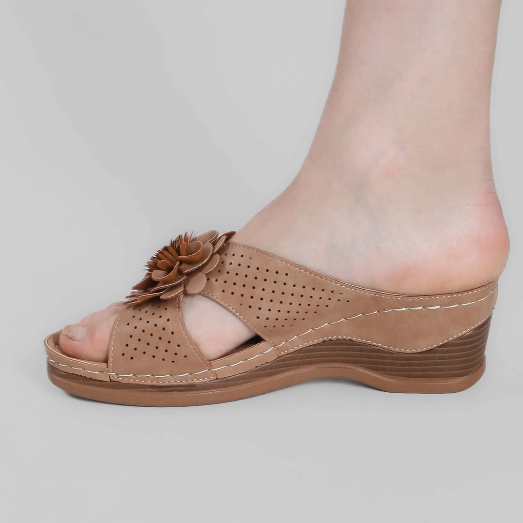 Nuova collezione: sandali con zeppa donna floreali, regolabili e alla moda.
