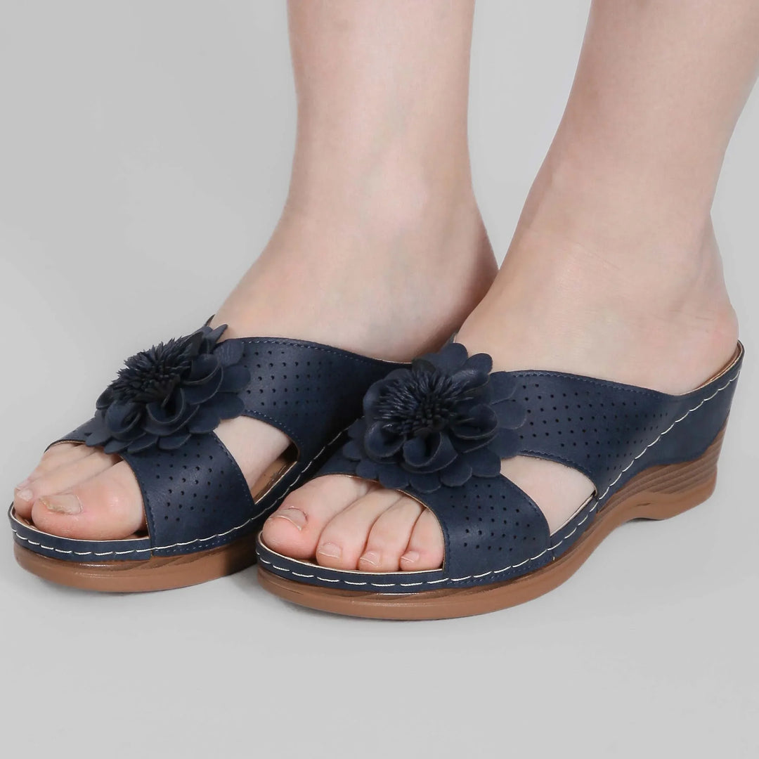 Eleganti sandali donna con zeppa e motivo floreale, perfetti per l'estate.