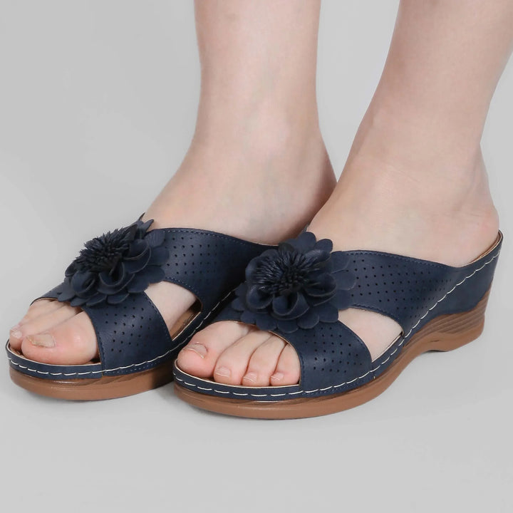 Eleganti sandali donna con zeppa e motivo floreale, perfetti per l'estate.
