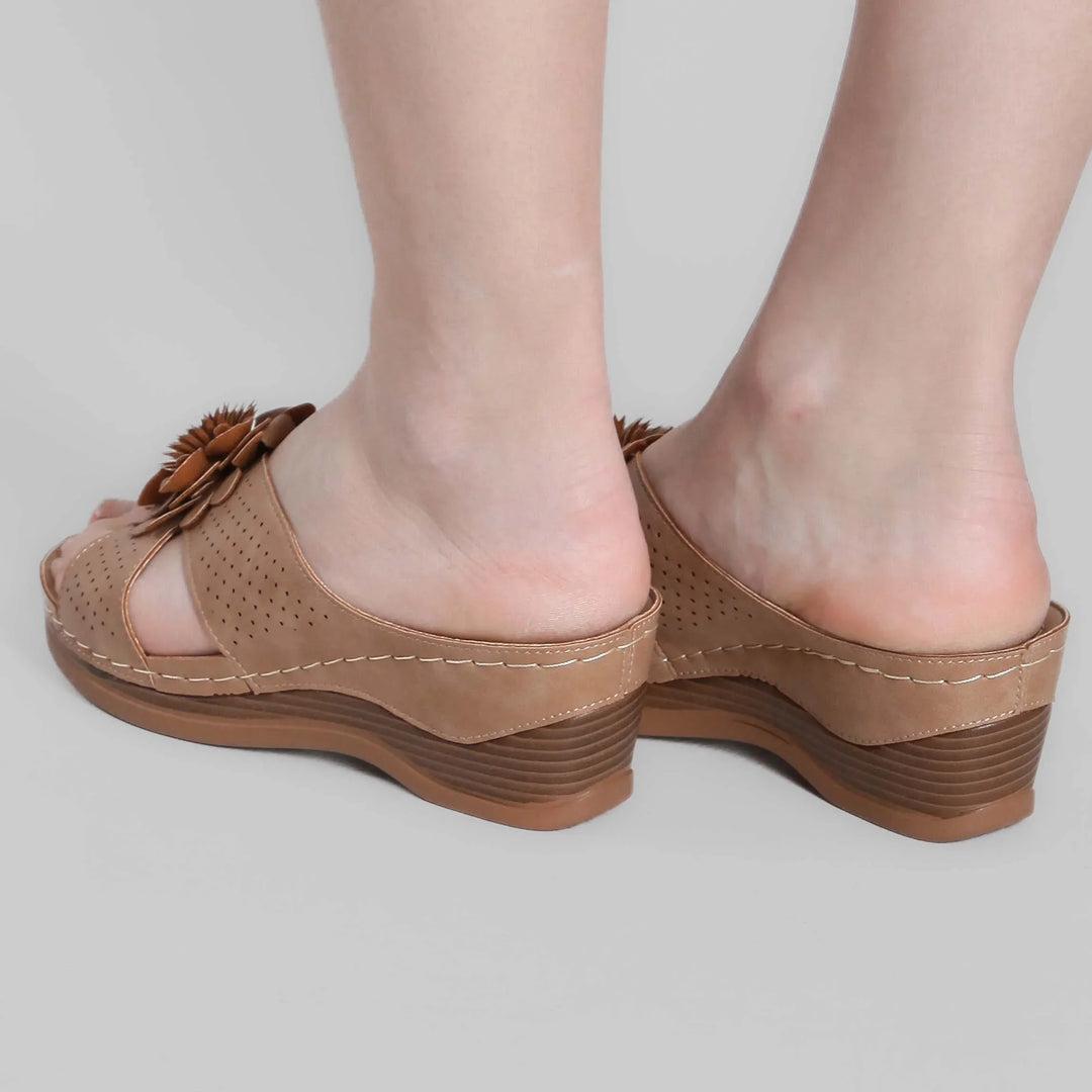 Sandali con zeppa donna, floreali e regolabili, per un'estate piena di stile.