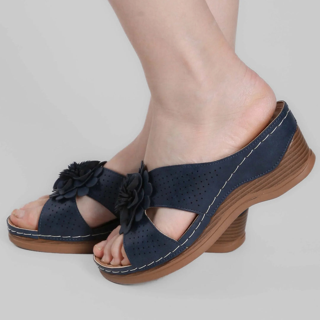 Calzature estive: sandali zeppa donna floreali con cinturini regolabili.