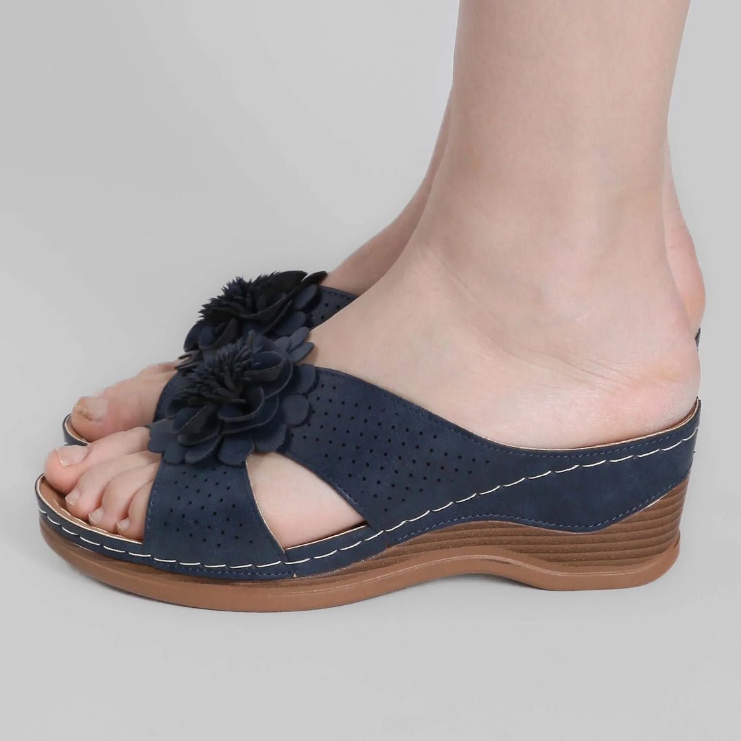 Sandali donna floreali slip-on con zeppa, ideali per passeggio casual.