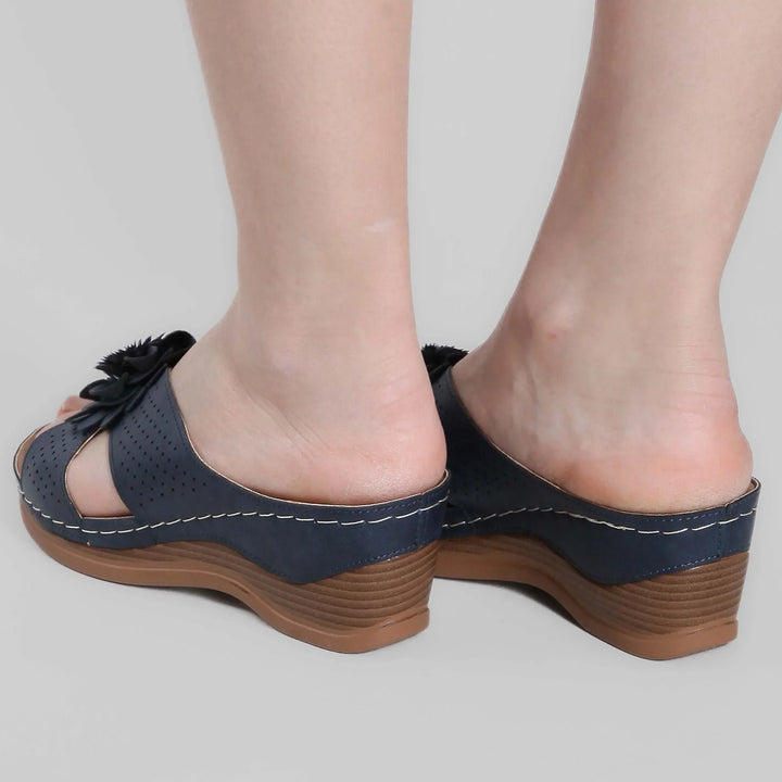 Moda estiva: sandali con zeppa regolabili, design floreale e comfort.